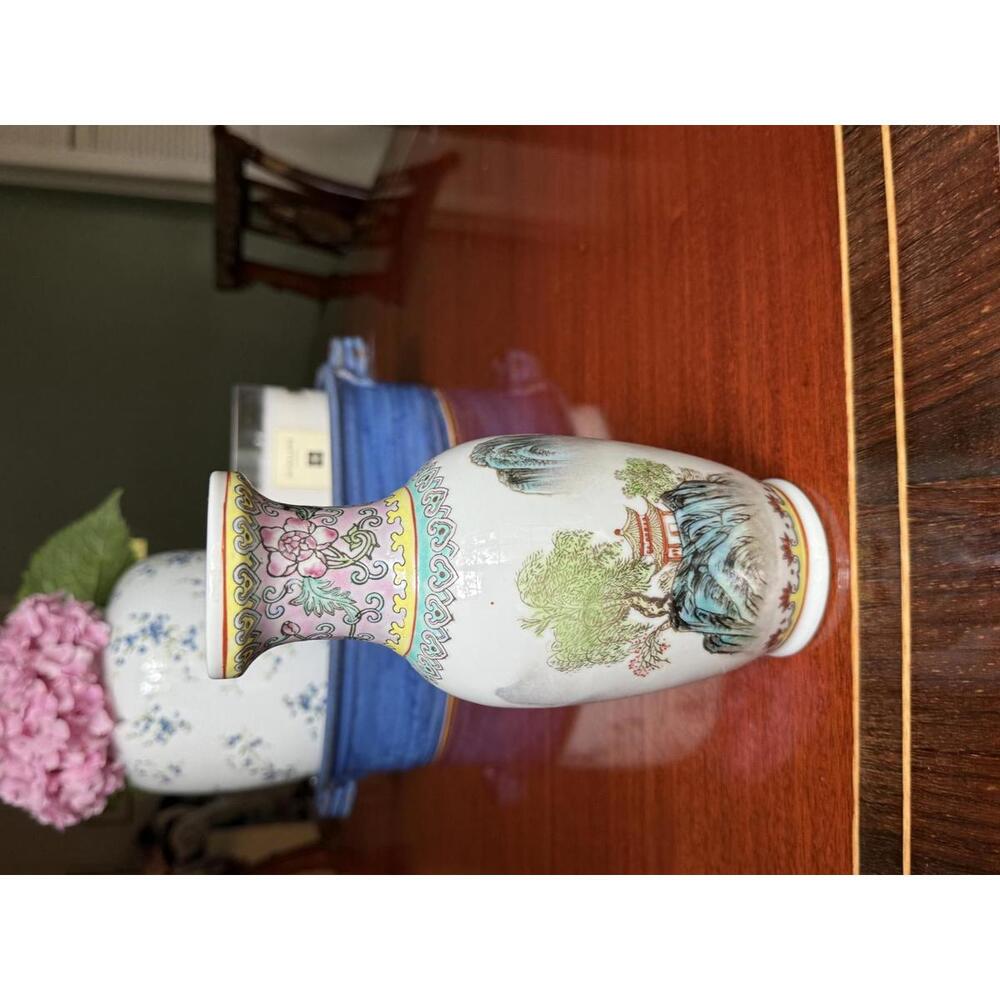 VTG 2 Famille Rose Vases Pink Porcelain Chinoiserie hand-painted in China - Picture 4 of 9